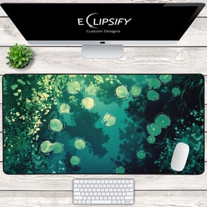 Alfombrilla de escritorio con nenúfar, alfombrilla de ratón verde, alfombrilla de ratón con estanque, alfombrilla de escritorio verde, alfombrilla de nenúfar, accesorios de escritorio bonitos, decoración de escritorio kawaii