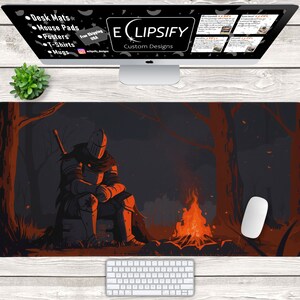 Op de afbeelding: Een zwart-witte illustratie van een ridder die bij een kampvuur in een donker bos zit. De ridder draagt ​​een harnas en een mantel. Het kampvuur brandt fel en er zijn bomen op de achtergrond.