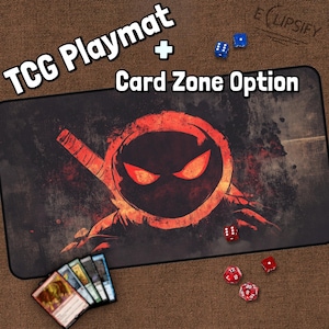 Puede incluir: Un tapete de juego negro y rojo con una ilustración estilizada de una figura enmascarada con ojos rojos brillantes. El tapete de juego tiene el texto "TCG Playmat + Card Zone Option" impreso en él.