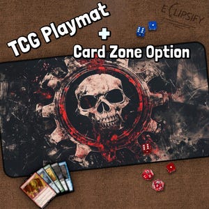 Puede incluir: Un tapete de juego negro y rojo con un diseño de calavera y engranaje. El tapete de juego tiene una opción de zona de cartas y es perfecto para juegos de mesa.