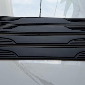 車のドアシルを傷から守り、装飾するゴム製カバー。4枚セット。裏面には全面粘着テープ付き。車の塗装面を保護します。