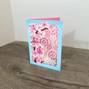 Körsbärsblomslyktorkort SVG 5x7 lager kartong gratulationskort vellum glödkort vårfödelsedagskort SVG silhuett Cricut klippfil