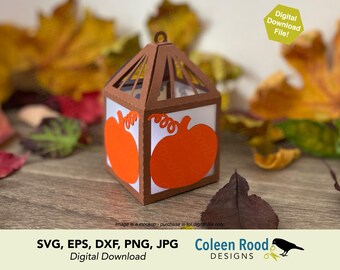 Puede incluir: Una linterna de papel marrón con recortes de calabaza naranja sobre un fondo blanco. La linterna está rodeada de hojas de otoño. La imagen incluye el texto "Digital Download File!" y "SVG, EPS, DXF, PNG, JPG Digital Download Coleen Rood DESIGNS."