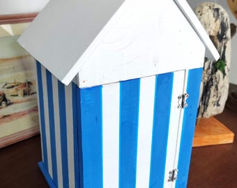 Cabane de plage de style français avec porte et découpe pour enveloppes, menus, serviettes, etc.