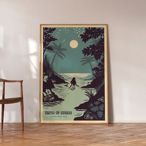 Könnte beinhalten: Ein blaugrünes Poster mit einer Silhouette einer Meerjungfrau, die in einem mondbeschienenen Meer schwimmt. Das Poster trägt den Text "Sirena of Guahan" und "Hagåtña River, Guam".