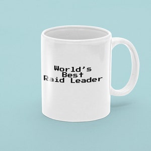 Puede incluir: Taza de cerámica blanca con texto negro que dice "World's Best Raid Leader".