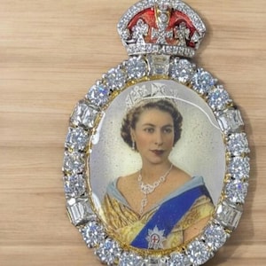 Royal Family Order of Queen Elizabeth II Brooch 925 Sterling Silver Badge with Moissanite Diamonds & Crown British Monarchy Collectible Pin