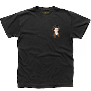 Op de afbeelding: Zwart T-shirt met een kleurrijke afbeelding van een meisje met vlechten en de tekst "The Future is Female".
