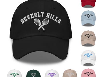 Broderad pappahatt med personlig text och City Tennis-motiv