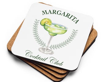 Può includere: Set di quattro sottobicchieri quadrati bianchi con un'illustrazione di cocktail margarita verde e il testo "Margarita Cocktail Club".