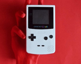 Restaurierte offizielle weiße Gameboy Farbe mit AfterMarket Shell