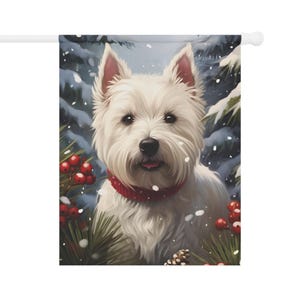 Peut inclure: Un chien blanc de race West Highland White Terrier portant un foulard rouge se tient dans un décor de forêt enneigée. Le chien regarde directement le spectateur avec une expression amicale. Il y a des branches de pin et des baies rouges au premier plan.