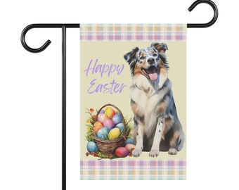 Peut inclure: Un drapeau de jardin avec un chien australien berger bleu merle assis devant un panier d'œufs de Pâques colorés. Le drapeau a une bordure à carreaux et le texte "Joyeuses Pâques" en violet.