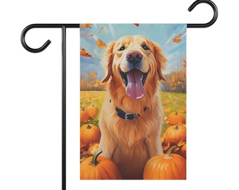 Pode incluir: Um cão golden retriever com uma expressão feliz senta-se num campo de folhas de outono e abóboras. O cão está usando uma coleira preta e tem a língua rosa de fora.