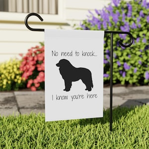 Puede incluir: Un juego de tres tazas de cerámica con un acabado mate moteado. Las tazas son de color crema, gris claro y gris oscuro. Cada taza tiene un diseño simple y minimalista y un asa redondeada.