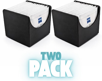Portatoallitas Zeiss para lentes (paquete de dos): capacidad para 16 toallitas, base de goma antideslizante, organizador de escritorio para cámara, gafas y pantallas.