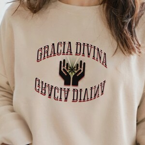 Divina Gracia Christian Sweatshirt: Bible Verse Graphic Print