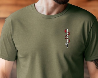 Mikasa zwaard en sjaal geborduurd ontwerp AOT geïnspireerd shirt - Attack on Titan fan Tee - handgemaakte Ackerman manga top - Survey Corp T-shirt