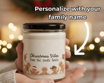 Könnte beinhalten: Ein Kerzenglas mit schwarzem Deckel. Das Etikett lautet "Christmas Vibes from the Smith family" und zeigt Lebkuchenmännchen. Der Text "Personalize with your family name" befindet sich darüber.