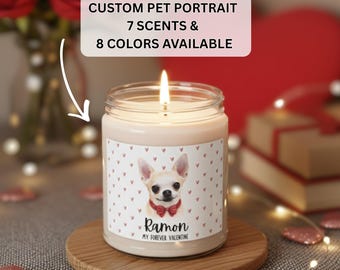 Könnte beinhalten: Eine brennende Kerze in einem Glas mit einem Etikett, das ein Chihuahua-Porträt mit roter Fliege zeigt. Das Etikett lautet "Ramon, My Forever Valentine" und ist von kleinen roten Herzen umgeben. Der Text "CUSTOM PET PORTRAIT, 7 SCENTS & 8 COLORS AVAILABLE" ist ebenfalls sichtbar.
