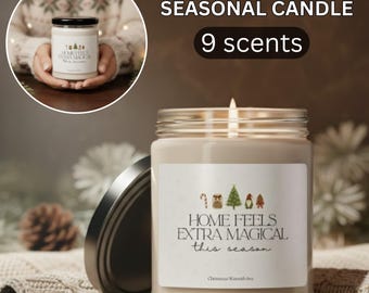 Könnte beinhalten: Eine brennende saisonale Kerze in einem Glas mit schwarzem Deckel. Auf dem Etikett steht "HOME FEELS EXTRA MAGICAL this season" mit festlichen Illustrationen. Der Text "9 scents" ist ebenfalls sichtbar.