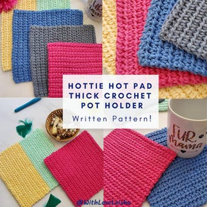 Pode incluir: Uma coleção de pegadores de panela de crochê grossos e coloridos em tons de amarelo, azul, cinza e rosa. A imagem inclui uma caneca e o texto: "Hottie Hot Pad Thick Crochet Pot Holder Written Pattern!"