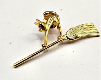 Designer Signed Avon 1989 Bewitching Cat Lapel Pin Gold Tone Halloween Costume Fashion Jewelry Collectable Vintage Estate Jewelry
