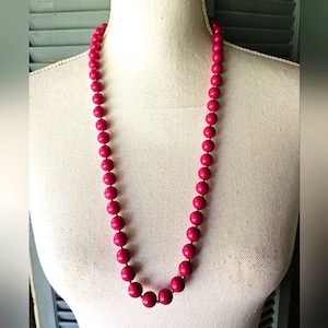 80-tals Marvella Magenta Pärlhalsband Guldfärgade Distanser PAT 537985 Statement Kostym Modesmycken Samlarobjekt Vintage Dödsmycken