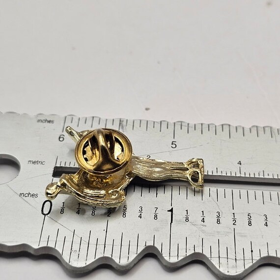Épingles magnétiques éblouissantes bijoux dorés. Aimants siège selle