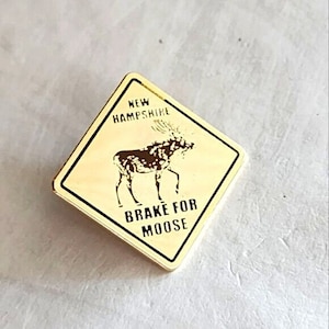 90&#39;s Moose Crossing Lapel Pin Brake For Moose Souvenir Gold Tone Brooch Pinback Costume Fashion Jewelry Collectable Vintage Estate