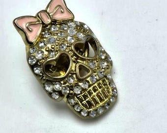 Caveira feminina moderna com strass e broche de lapela com laço dourado e laço rosa, joias da moda para fantasia, joias colecionáveis de Halloween