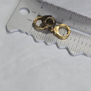 Jaren 90 handboeien reversspeld goudkleurige metalen broche pinback kostuum mode-sieraden verzamelobject vintage landgoedsieraden afbeelding 3