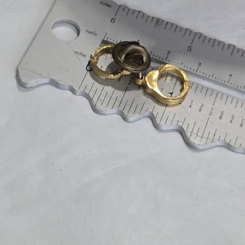 Jaren 90 handboeien reversspeld goudkleurige metalen broche pinback kostuum mode-sieraden verzamelobject vintage landgoedsieraden afbeelding 3