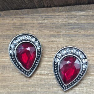 80er Jahre silberfarbene silberfarbene Ohrstecker, gemustert, Rubinrot, Tropfenform, Modeschmuck, Vintage