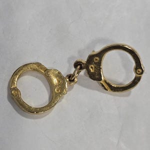 Jaren 90 handboeien reversspeld goudkleurige metalen broche pinback kostuum mode-sieraden verzamelobject vintage landgoedsieraden afbeelding 1