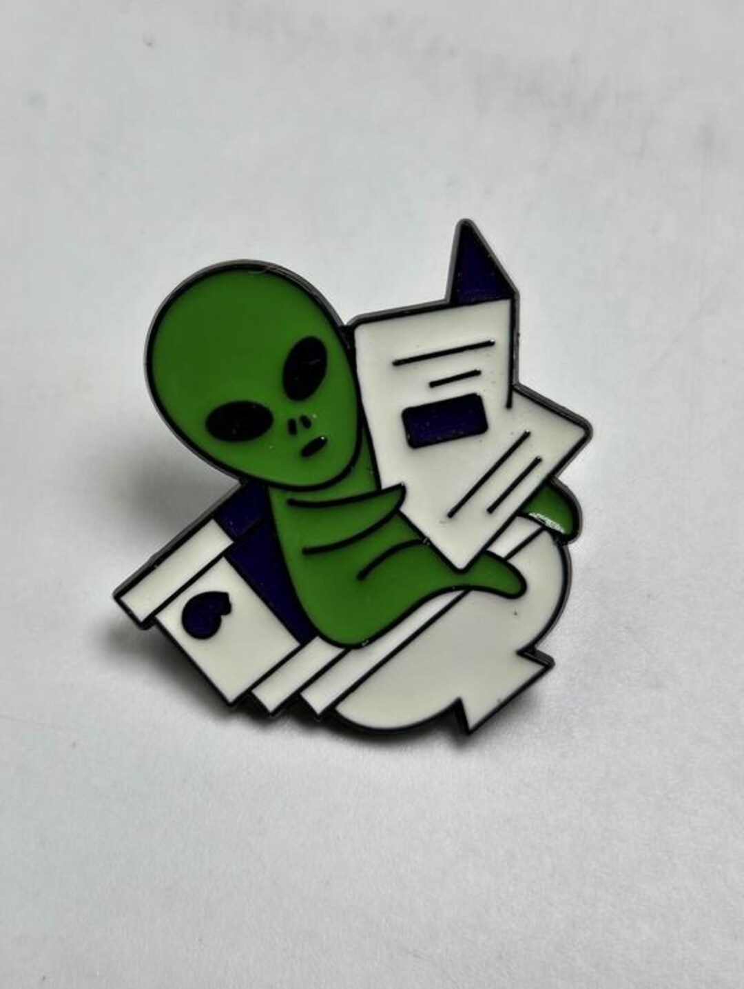 Modern Alien Pooping Lapel Pin Reading Paper on Toilet UFO Pinback ...
