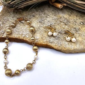 60er Jahre Faux Perle Ohrringe & Halskette Set Link Gold Tone Demi Parure Metall Statement Mode Modeschmuck Sammlerstück Vintage Nachlass