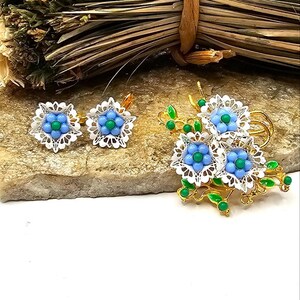 60&#39;s Flower Earrings & Brooch Jewelry Set Clip-On Gold Tone Metal Enamel Beaded Demi Parure Statement Costume Fashion Jewelry Collectable