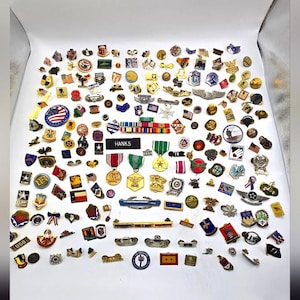Lot von 150 US Militär Anstecknadeln Luftwaffe Küstenwache Marinekorps Armee Gold Silber Ton Metall Pinback Button Sammler Vintage Schmuck