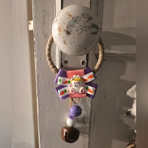 Percha de puerta de conejo de Pascua, percha de puerta, cinta de flores, perilla de puerta, campanas de primavera, decoración rústica campestre OOAK