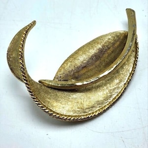 70&#39;s BSK B.S.K. Signed Gold Tone Lapel Pin Leaf Shape Designer Button Pinback Fashion Costume Jewelry Collectable Vintage Estate Jewelry