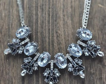 Encantador collar Charlie Black gris con diamantes de imitación y doble cadena plateada. Joyería llamativa de moda y colección.