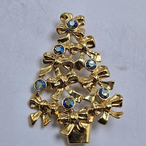 1992 Avon Christmas Tree Pin Aurora Borealis Rhinestone Gold Tone Holiday Brooch Pinback Fashion Costume Jewelry Collectible Vintage Estate