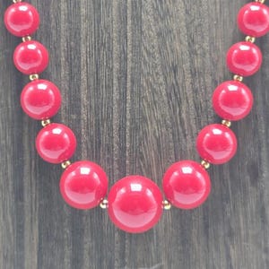 80-tals Marvella Graderat Halsband med Röda Pärlor Guldfärgade Distanser PAT 537985 Statement Kostymmode Samlarobjekt Vintage Smycken
