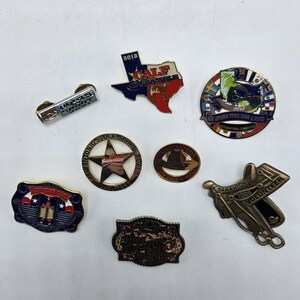 Lote de 8 pines de solapa de la exposición ganadera y rodeo de San Antonio. Pin de recuerdo del programa del rodeo de San Angelo de Houston. Coleccionable, 1968-1970.