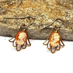 80&#39;s Drop Cameo Earrings Pierced Gold Tone Dainty Dangle Statement Fashion Costume Jewelry Collectable Vintage Estate Jewelry