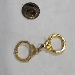 Jaren 90 handboeien reversspeld goudkleurige metalen broche pinback kostuum mode-sieraden verzamelobject vintage landgoedsieraden afbeelding 2