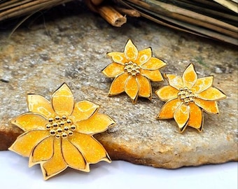 Conjunto de pendientes y broche con colgante de Navidad blanca de Avon 1987 Conjunto de joyas perforadas Joyería de fantasía de moda llamativa Objeto de colección Vintage