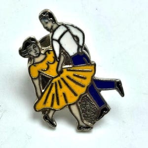 80&#39;s Square Dancing Couple Lapel Pin Dancing Pair Silver Tone Pinback Statement Fashion Costume Jewelry Collectable Vintage Estate