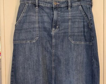 Saia jeans St. John's Bay Petite dos anos 2000 com bolsos, comprimento até o joelho e fenda frontal. Peça de segunda mão.